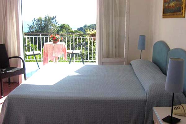 Hotel Villa degli Aranci - in posizione centrale nella Valle di Maratea, a dieci minuti dal mare