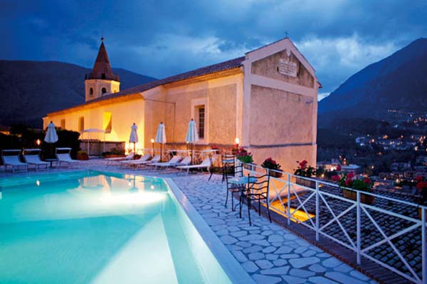 Hotel La Locanda delle Donne Monache - vista piscina - sullo sfondo la chiesa Santa Maria Maggiore